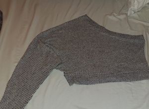 Crop top, one sleeve, off the shoulder